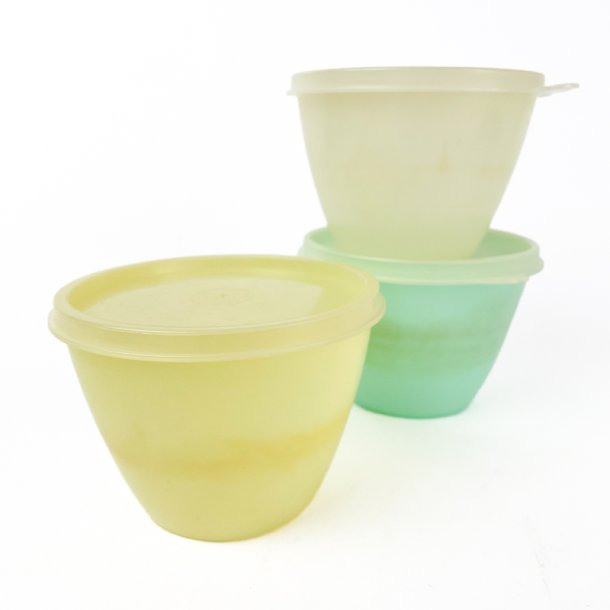 Tre pastelfarvede Tupperware b�tter med l�g