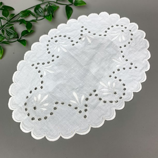 Hvid vintage lysedug med udskringer