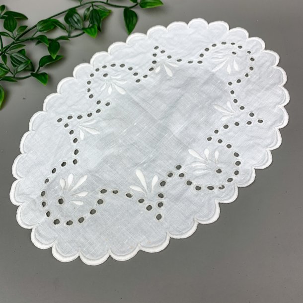 Hvid vintage lysedug med udskringer