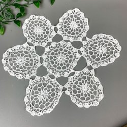 Gehkeltes weies vintage Lichtdeckchen