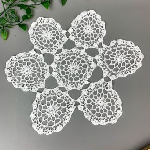 Gehkeltes weies vintage Lichtdeckchen