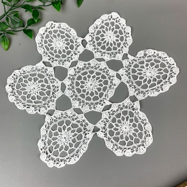 Gehkeltes weies vintage Lichtdeckchen