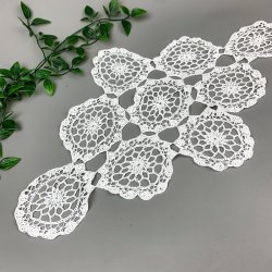 Gehkeltes weies vintage Lichtdeckchen