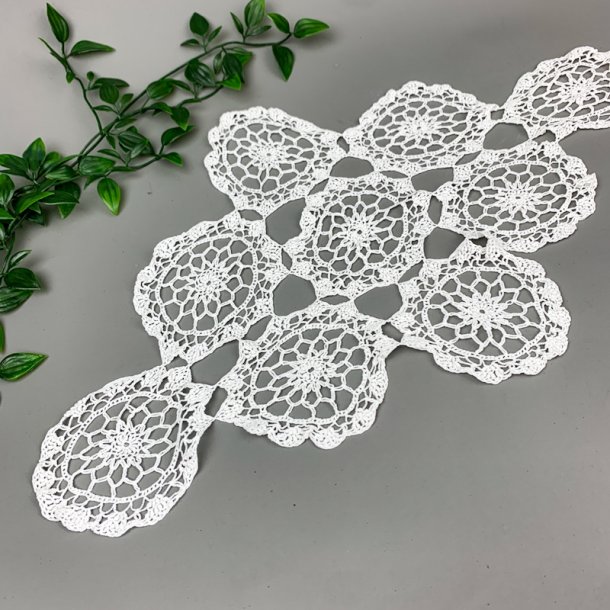 Gehkeltes weies vintage Lichtdeckchen