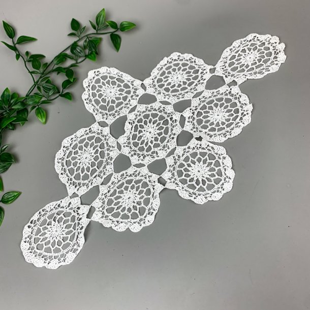 Gehkeltes weies vintage Lichtdeckchen