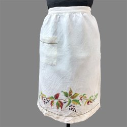 Bestickte Vintage-Schrze aus Leinen.