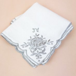 Seks vintage mundservietter med broderi