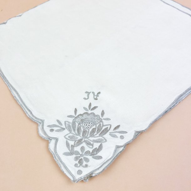 Seks vintage mundservietter med broderi