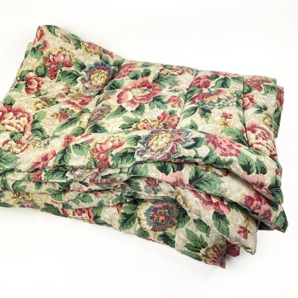Stort blomstret vintage vatt�ppe
