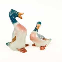 To dekorative vintage porcel�ns�nder