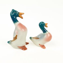 To dekorative vintage porcel�ns�nder