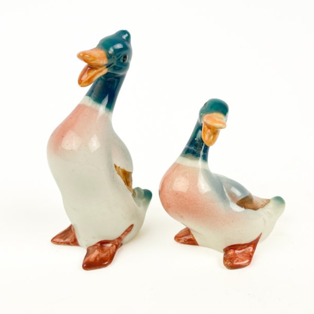 To dekorative vintage porcel�ns�nder