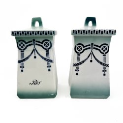 To vintage fajance k�kkenkrukker