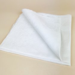 To hvide vintage damask mundservietter