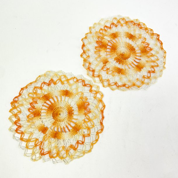 To vintage h�klede flakoner i orange