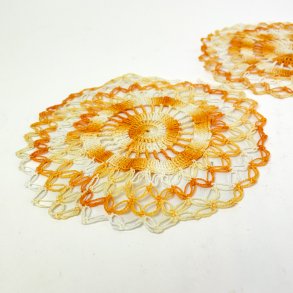 To vintage h�klede flakoner i orange