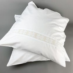 To hvide vintage pudebetr�k