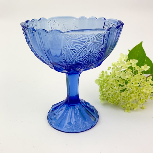 Blaue Vintage-Glasetagere