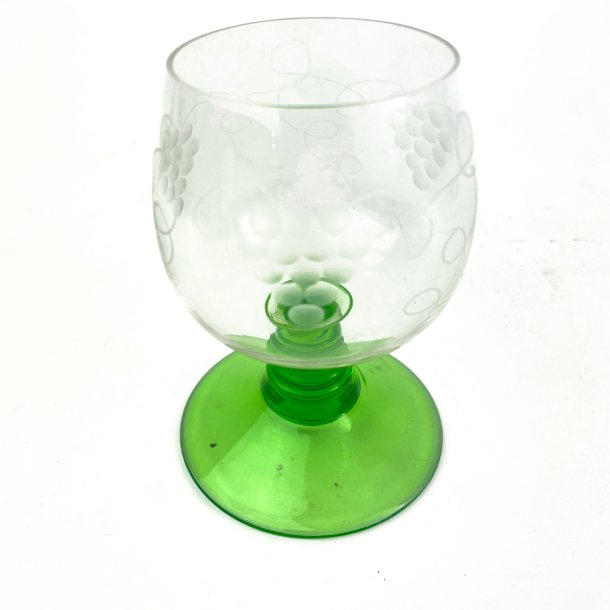 Retro Rotweinglas mit grnem Fu