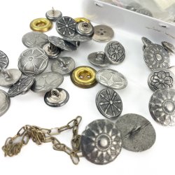Vintage metalknapper i �ske