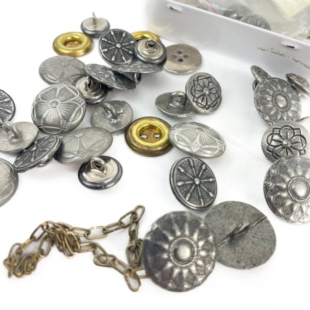 Vintage metalknapper i �ske
