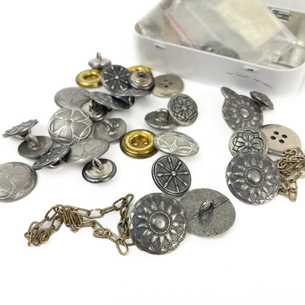 Vintage metalknapper i ske