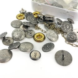 Vintage metalknapper i �ske