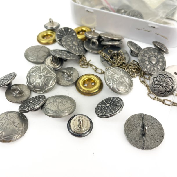 Vintage metalknapper i �ske