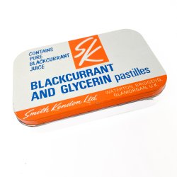 Vintage metalknapper i �ske