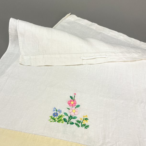 To broderede vintage viskestykker