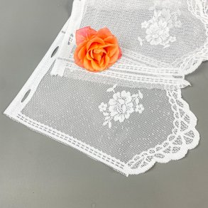 Zwei weie Kchengardinen