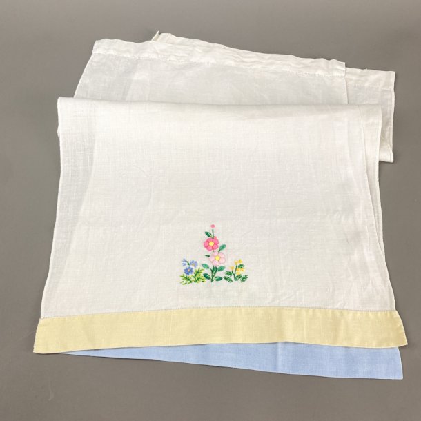 To broderede vintage viskestykker