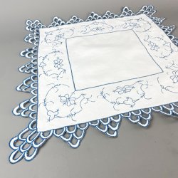 Vintage lysedug med bl�t broderi