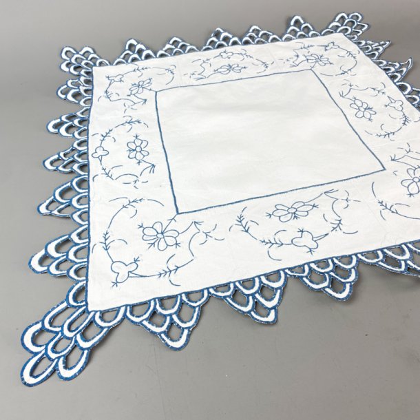 Vintage lysedug med bl�t broderi