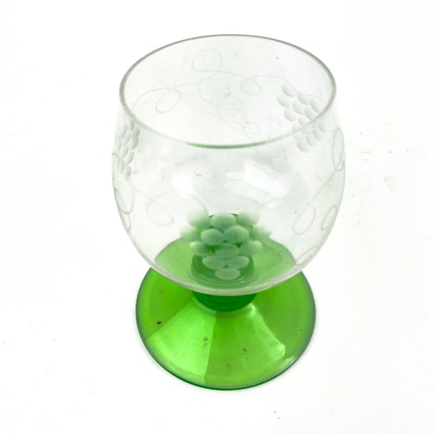 Retro Rotweinglas mit grnem Fu