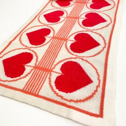 Broderet vintage bordlber med hjerter  100 cm