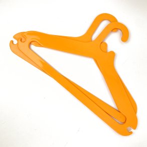 Zwei gelbe Retro-Kleiderbgel