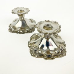 To vintage s�lvplet lysestager
