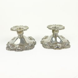To vintage s�lvplet lysestager