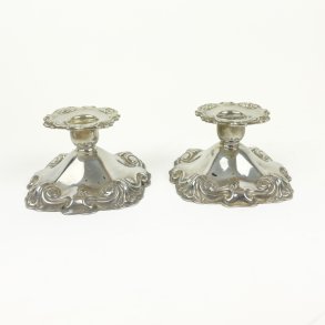 To vintage s�lvplet lysestager