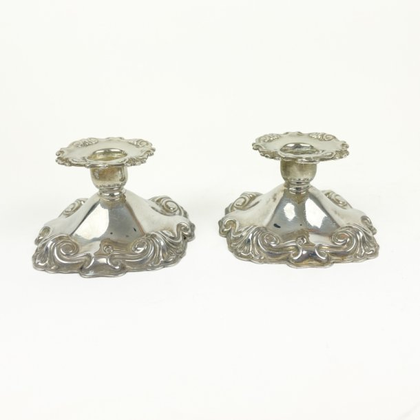 To vintage s�lvplet lysestager