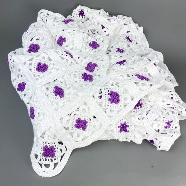 Hvidt vintage sengetppe med blomster - dobbeltseng