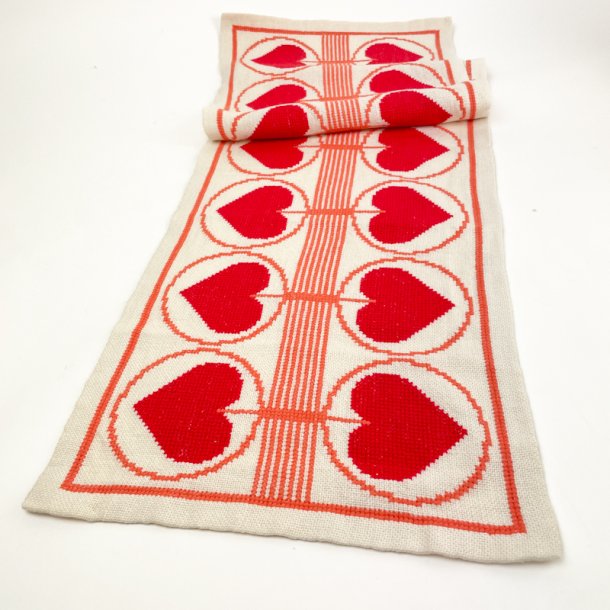 Broderet vintage bordlber med hjerter  100 cm
