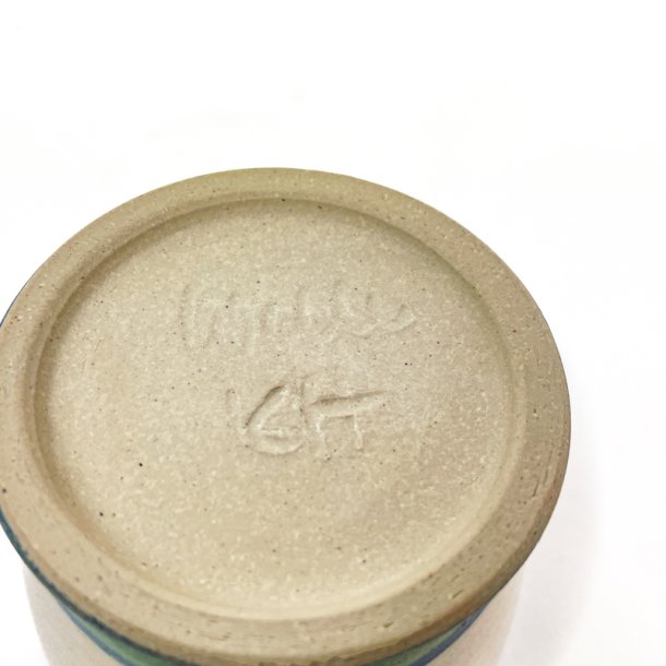 Blaues Vintage-Steingutbecher