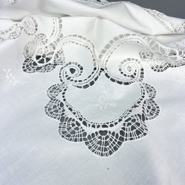 Hvid vintage dug med kniplinger  80 x 80 cm