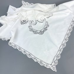 Hvid vintage dug med kniplinger  80 x 80 cm