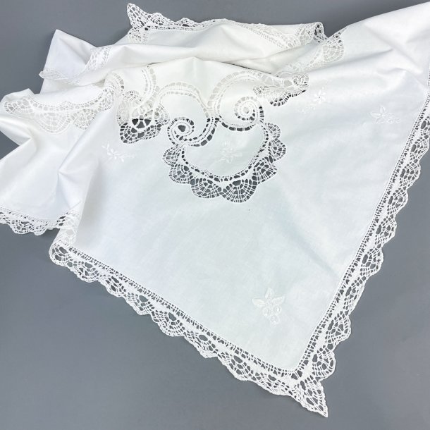 Hvid vintage dug med kniplinger  80 x 80 cm