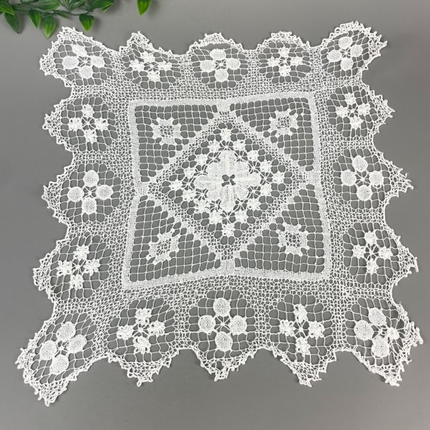 Hvid kniplet vintage lysedug