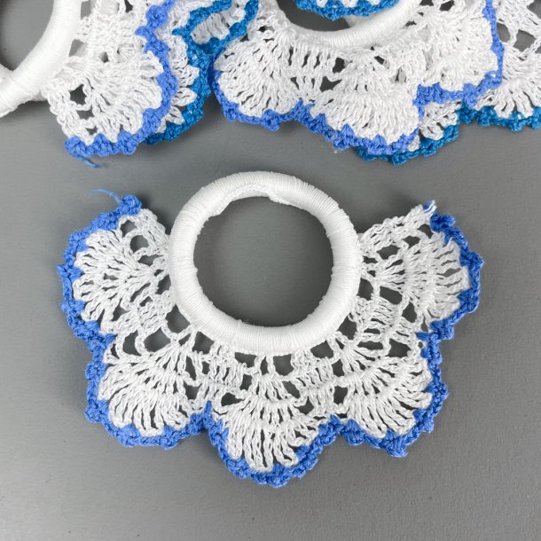 Acht weie Vintage-Serviettenringe mit Hkelmuster