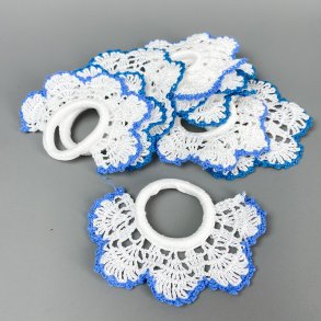 Zehn weie Vintage-Serviettenringe mit Hkelmuster